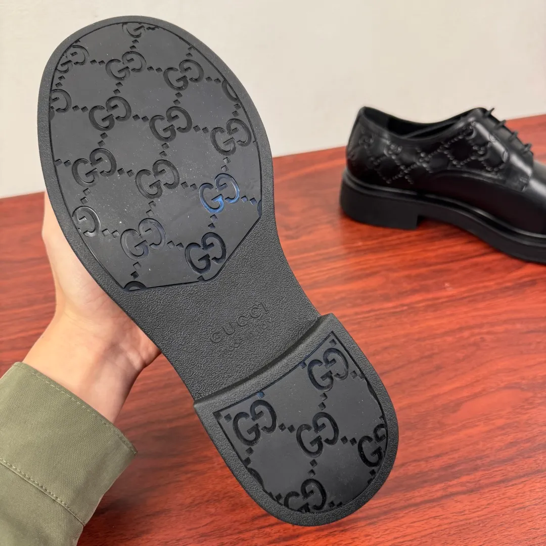 Batch 800 Gucci/Gucci new men's lace-up shoes with GG details, matte cow leather derby shoes! The design of this men's lace-up shoe is rooted in the brand's heritage. Crafted from premium waxed cow leather, it is embellished with GG printed embossed suede leather details, a nod to Gucci's iconic monogram. The rubber sole decorated with GG pattern adds a touch of modern fashion to this design. Typical three-joint style design. European and American classic version, full calfskin lining. The overall upper texture is soft and the lining is comfortable and breathable. 2CM thickened soft rubber sole, easy to control. Versatile and stylish upper foot, multiple colors available to meet different matching needs, complete package! Size: 39-40-41-42-43-44 leather shoe size (38.45.46 can be customized) Item number: 7826Z cowhide smooth